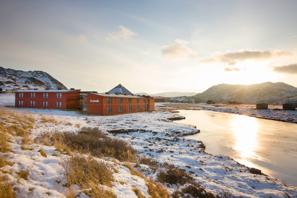 Copyright: Tord-Erik Andresen Hotellfasade med omgivelser, Scandic Nordkapp